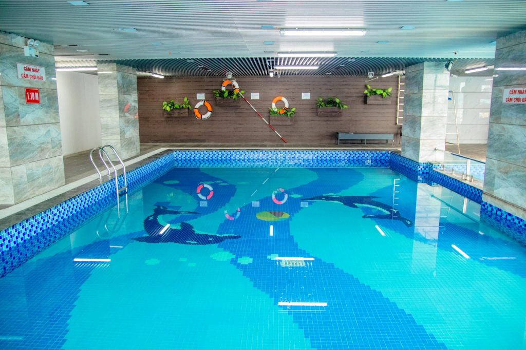 Bể bơi được lắp các thiết bị gia nhiệt chuyên dụng giúp làm ấm nước vào mùa đông và mát lạnh vào mùa hè. Tạo cảm giác dễ chịu cho người tham gia bơi.